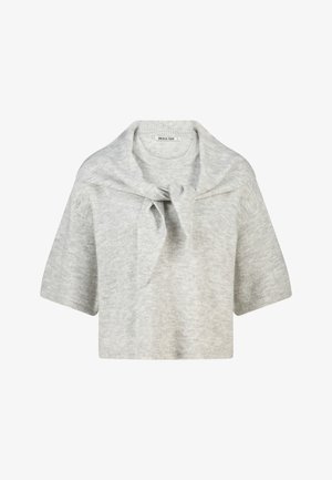 Pull tricot gris clair à manches courtes avec une écharpe assortie en tricot nouée et drapée autour du cou.