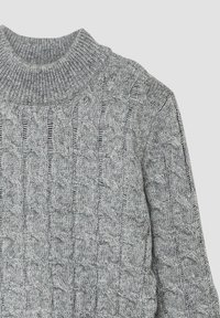 Grauer Strickpullover mit einem Zopfmuster, geripptem Kragen und strukturierter Oberfläche, langen Ärmeln und lockerer Passform.