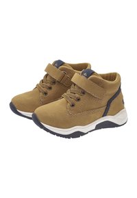 Scarpe alte in suede marrone con una fascia in Velcro, lacci rotondi, suola intermedia bianca, suola testurizzata e accenti blu sul colletto e sul tacco.