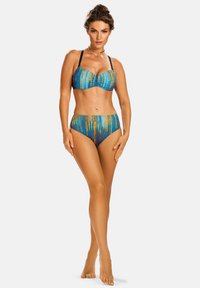 Niebieski i pomarańczowy bikini w wzory z usztywnionym stanikiem i wysokim stanem majtek, z czarnymi ramiączkami i gładką, teksturowaną tkaniną.