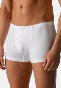 Boxer briefs bianchi in cotone con una texture liscia, una vita elastica e una tasca frontale, progettati per comfort e vestibilità.