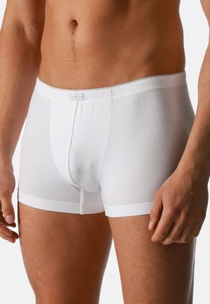 Weiße Baumwollboxershorts mit glatter Textur, einem elastischen Bund und einer Vorderpouch, die für Komfort und Passform entworfen sind.
