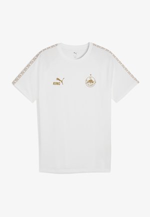 Weißes T-Shirt mit Rundhalsausschnitt und kurzen Ärmeln, mit goldenen Akzenten, "KING"-Aufdruck und rundem Logo auf der linken Brust. Geometrisches Muster auf den Schultern.