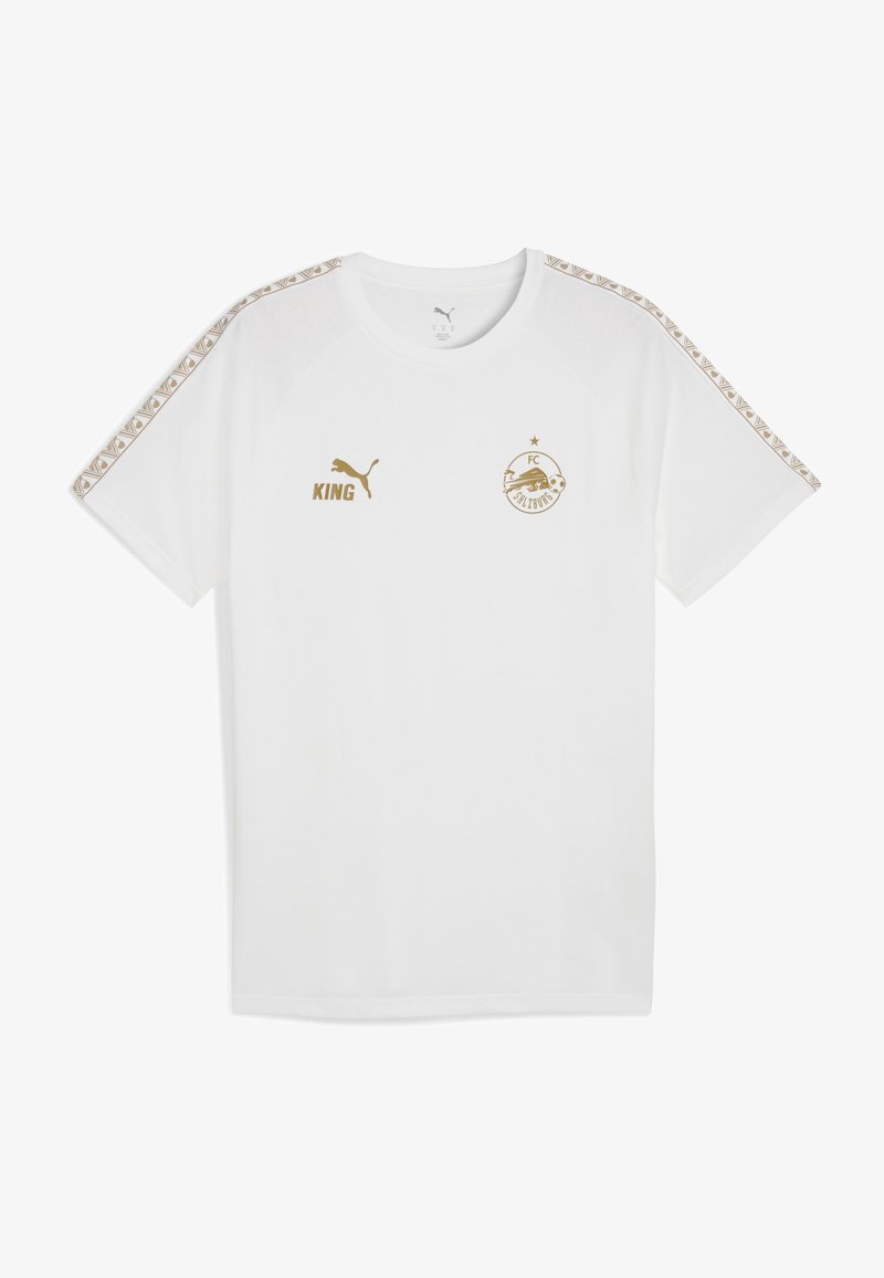 Camiseta blanca de cuello redondo con mangas cortas, que presenta detalles dorados, el texto "KING" y un logotipo redondo en el pecho izquierdo. Patrón geométrico en los hombros.
