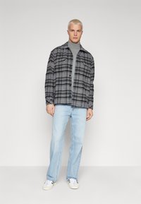Hollister Co. SIGNATURE BAGGY LIGHT - Baggy jeans - light wash
