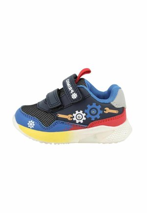 Scarpa da ginnastica per toddler con colori blu, rosso, giallo e nero, caratterizzata da grafiche di ingranaggi e chiavi inglesi e due cinturini in Velcro per la chiusura.