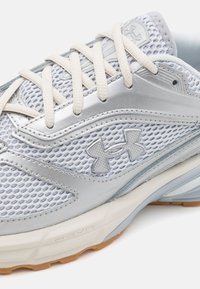 Under Armour APPARITION - Sneaker low - metallic silver/mod gray
