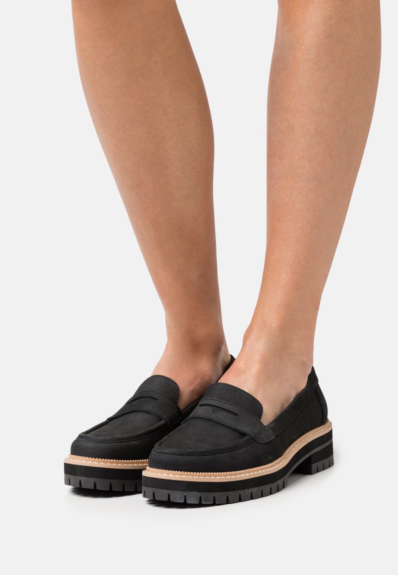 Mustad sametist loafers rikka musta tallaga, millel on õmmeldud detail vampi kohal ja kontrastne heledavärviline vaheplaat.