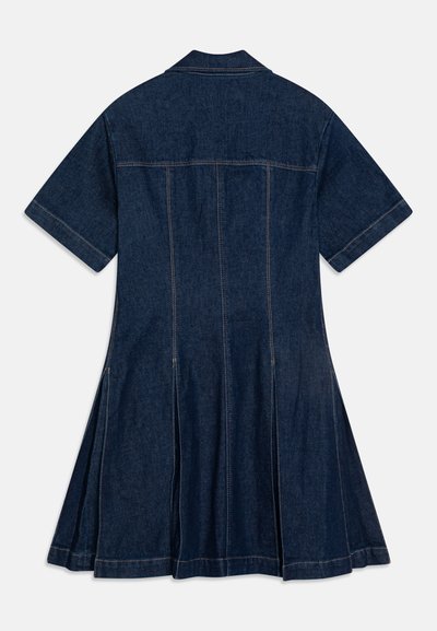 Jeanskjole i mørkeblå med skjortekrage, korte ermer og en utsvingt skjørt. Har synlige sømmer og plisserte detaljer i kanten.