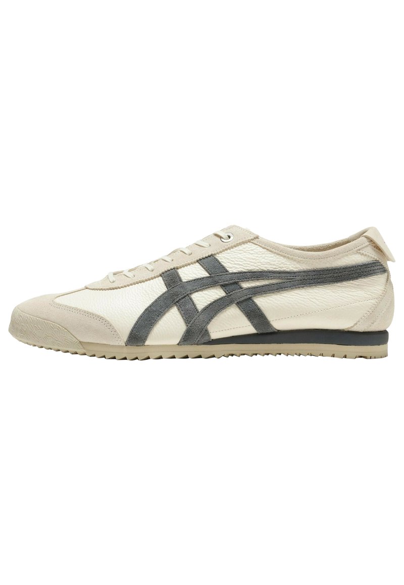 Sneaker in pelle bianca con dettagli in suede grigio, caratterizzato da un profilo basso, punta arrotondata e suola in gomma testurizzata. Design con lacci e logo.