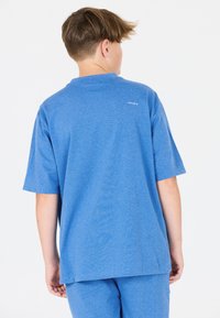 Blå bomulds t-shirt med korte ærmer, der har en afslappet pasform og et lille logo på ryggen. Tekstureret stof, ensfarvet uden mønstre.