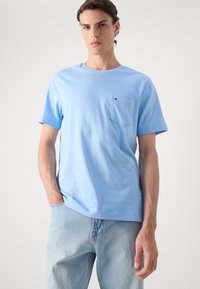 Tommy Hilfiger ESSENTIAL SOLID POCKET TEE - Základné tričko - vessel blue