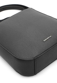 Bolso negro de piel sintética con un acabado texturizado, forma cuadrada y un sutil acento con el logo metálico. Cuenta con una sola correa para el hombro.