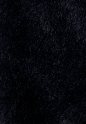 Zwart nepbontstof met een zachte, donzige textuur en een dichte pool, met subtiele variaties in tint en glans.