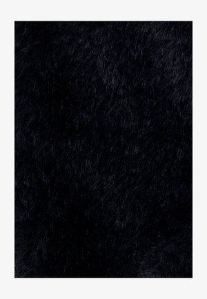 Zwart nepbontstof met een zachte, donzige textuur en een dichte pool, met subtiele variaties in tint en glans.