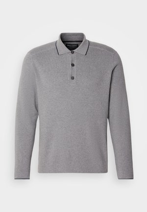 Szary polo w długim rękawie z trzema guzikami, kontrastowym wykończeniem kołnierzyka oraz teksturowanym wykończeniem materiału.