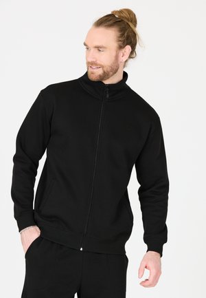 Sort zip-up sweatshirt lavet af glat stof, med høj krave, sidelommer og ribbede manchetter. Enkel design uden mønstre.