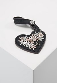 Svart läder nyckelring i form av ett hjärta med färgglada blomdekorationer i silver och roséguld, utrustad med en tryckknappshandtag och metallring.