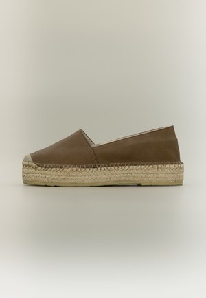 Espadrille marron à enfiler avec semelle plateforme en jute tissé et dessus lisse sur fond uni.