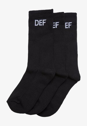 Sorte sokker i en pakke med tre, med ribbede kanter og hvid tekst "DEF". Fremstillet af glat, strækbart stof, velegnet til daglig brug.