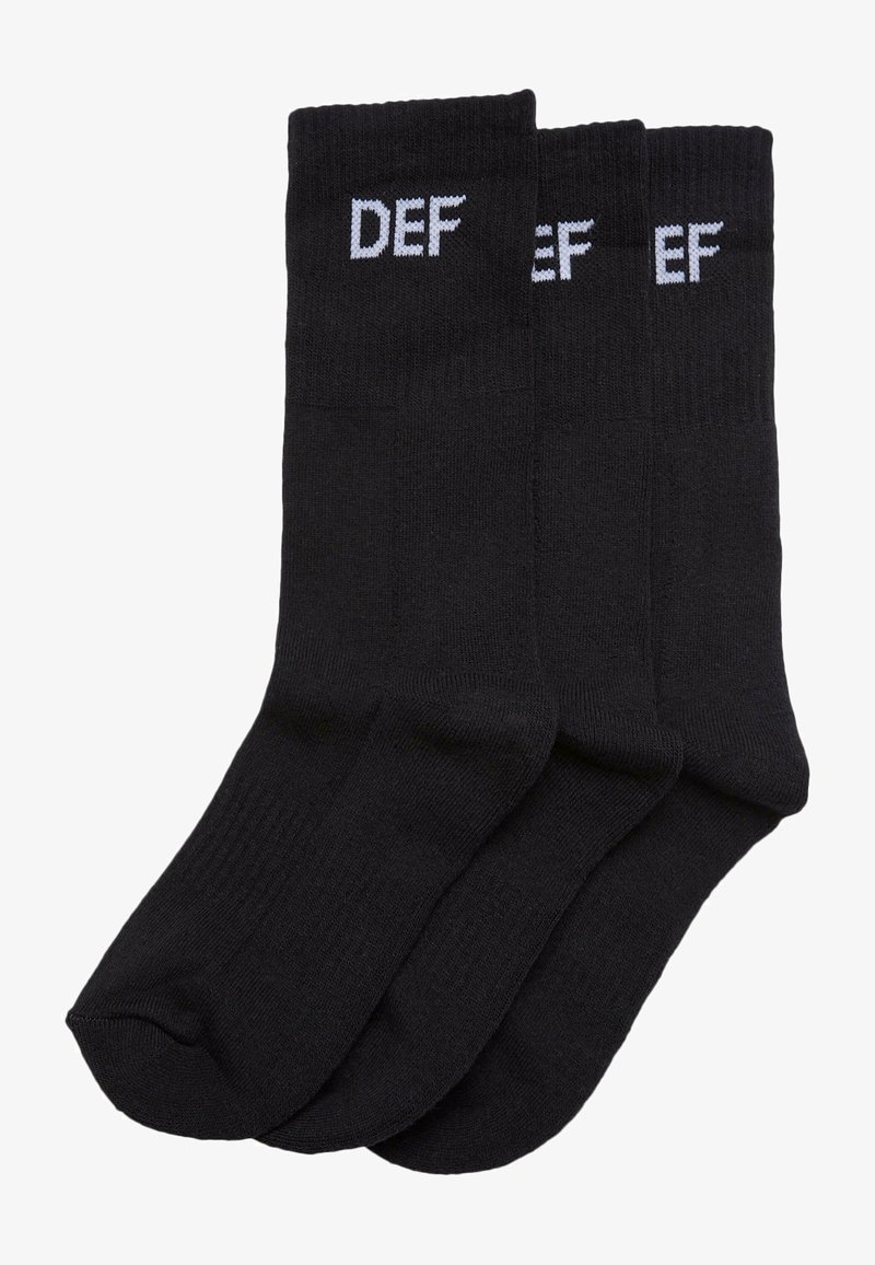 Chaussettes noires en lot de trois, avec des bords côtelés et le texte blanc "DEF". Fabriquées en tissu lisse et extensible, idéales pour un port quotidien.