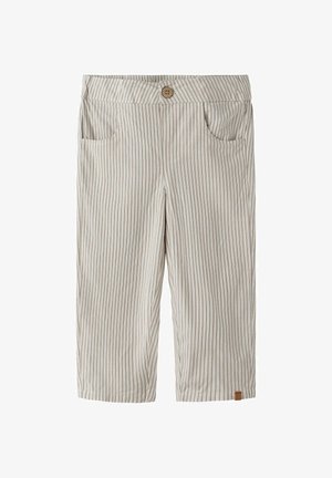 Beežid ja valged vertikaalsete triipudega põlvikupikkused lühikesed püksid esitaskutega ja puidust nupuga vöökohal.