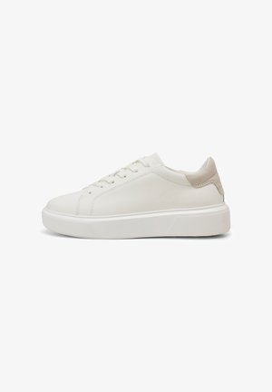 Witte leren sneaker met een gladde afwerking, vetersluiting aan de voorkant en een beige suede accent bij de hiel. Dikke, gestructureerde rubberen zool.