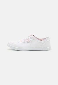 Hvit lerret sneaker med rund tå, tre øyer og lyse ferskenfarger. Har en teksturert hvit gummisåle og myk fôring.