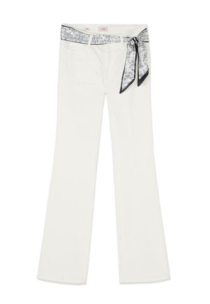 Białe spodnie z wysokim stanem, rozszerzane ku dołowi, z czarno-białym paskiem zawiązanym w talii, ozdobionym wzorem paisley.