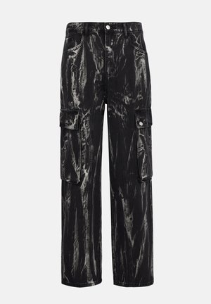 Μαύροι cargo παντελόνια με εφέ ξεθωριασμένου ανοιχτού γκρι, εμπρός τσέπες με καπάκι, κλείσιμο με κουμπιά και φαρδιά ίσια μπατζάκια.