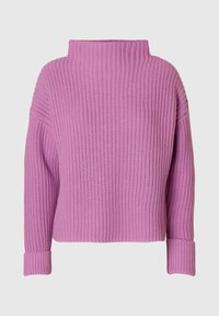 Pull en maille rose avec un col montant, des épaules tombantes et une texture côtelée. Il présente des manches longues avec de larges poignets et une coupe décontractée.