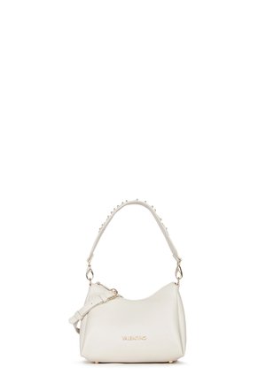 Borsa Valentino in pelle bianca con finiture in oro, manico corto borchiato, tracolla lunga regolabile e logo del marchio impresso sulla parte anteriore.