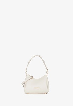 Borsa Valentino in pelle bianca con finiture in oro, manico corto borchiato, tracolla lunga regolabile e logo del marchio impresso sulla parte anteriore.