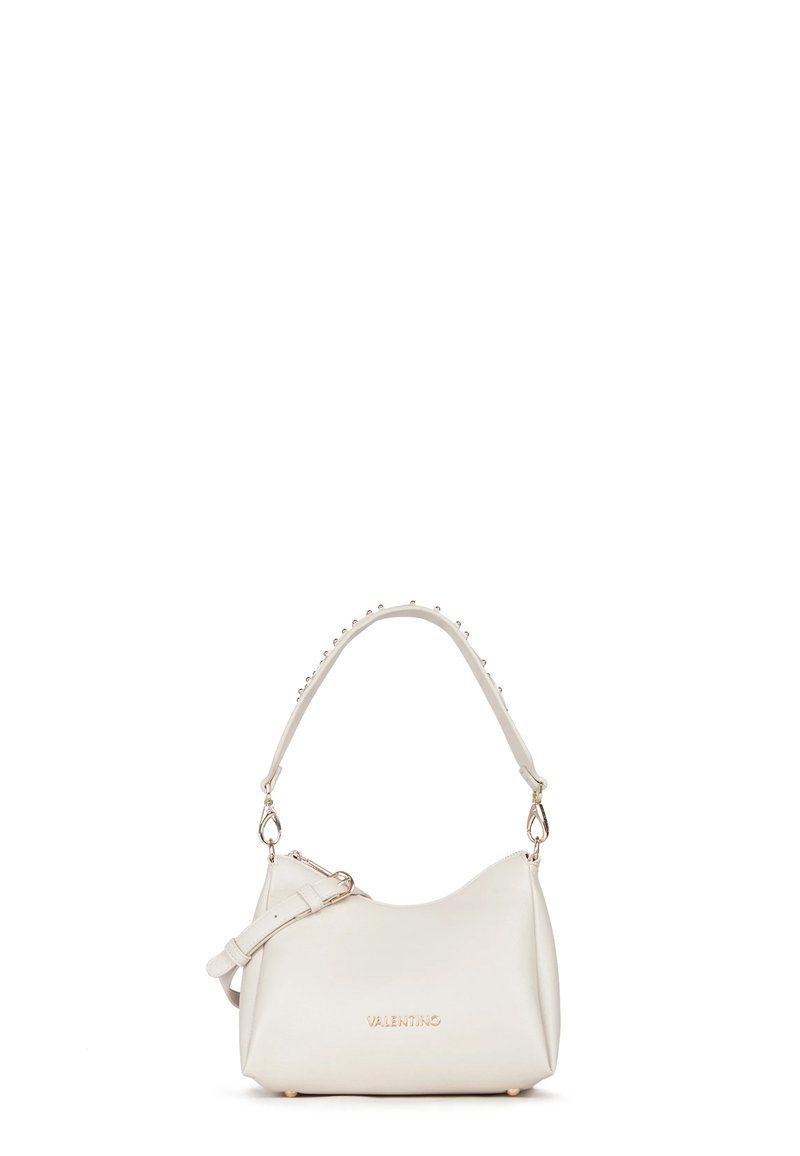 Sac à main Valentino en cuir blanc avec des accents en métal doré, une poignée courte cloutée, une bandoulière ajustable et un logo de la marque en relief à l'avant.