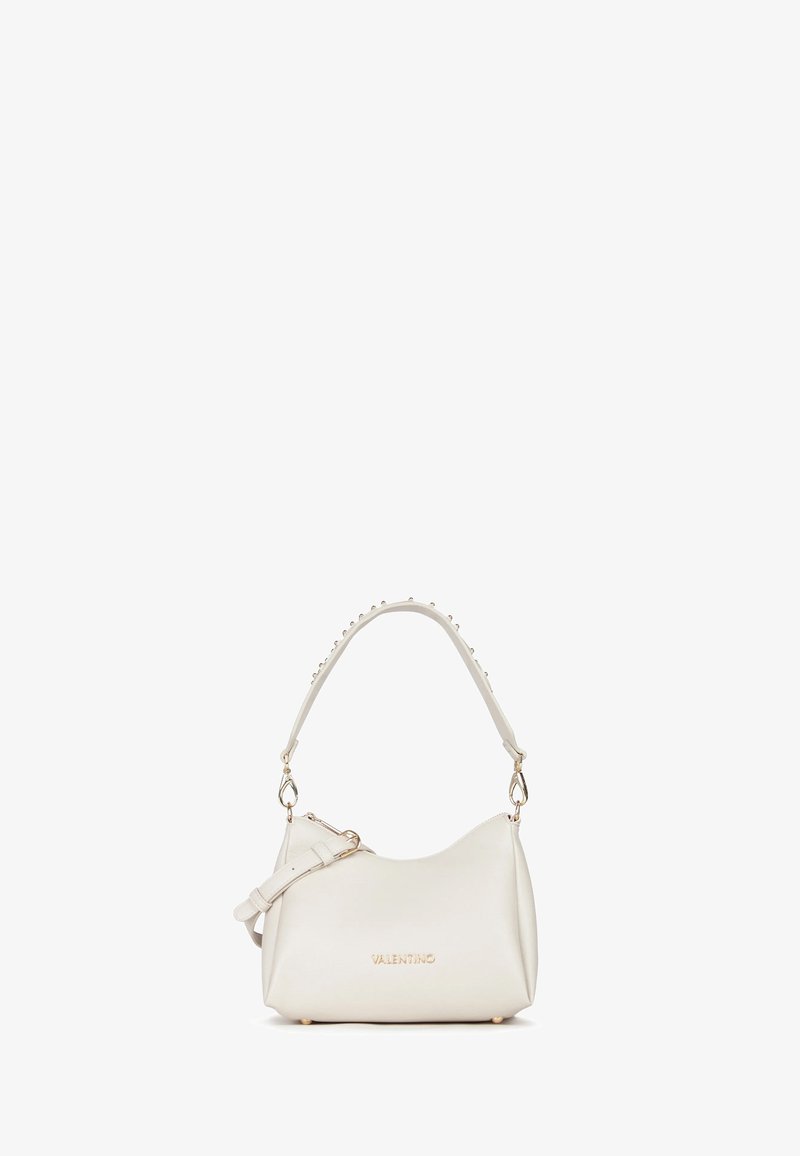 Borsa Valentino in pelle bianca con finiture in oro, manico corto borchiato, tracolla lunga regolabile e logo del marchio impresso sulla parte anteriore.