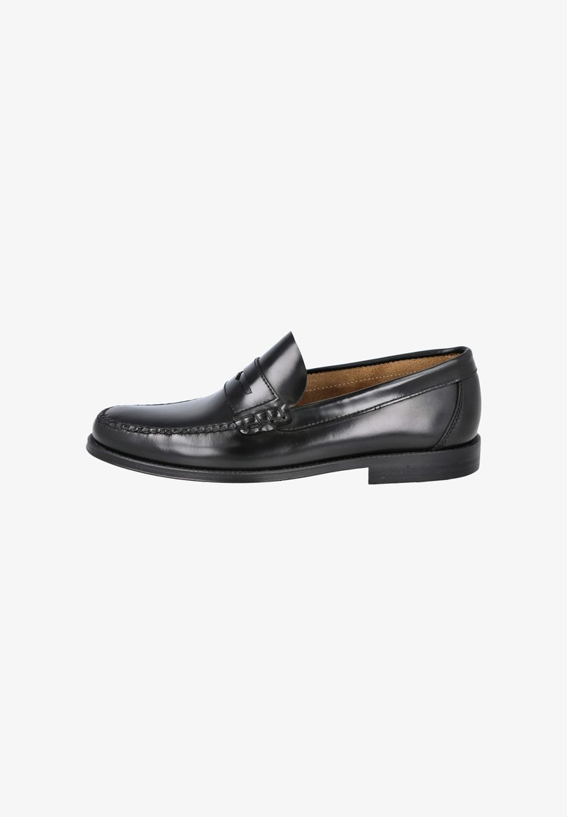 Mocasines de cuero negro con un acabado suave, detalle de costura a lo largo del borde y una suela de goma plana y baja. Presenta un sutil acento en la parte superior.