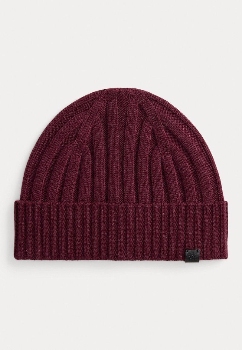 Beanie tricotat de culoare burgund cu un model ribetat, textură moale și o margine pliată. Prezintă un etichetă mică neagră pe lateral.
