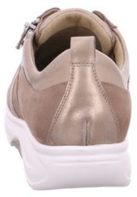 Schuh mit einer glatten Wildleder- und Metalleoberfläche in einem gedämpften Beigeton. Verfügt über eine weiße Gummisohle und minimalistische Nähte.