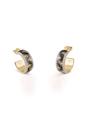 Boucles d'oreilles créoles ton or avec émail noir, motifs de logo dorés et rangées de petits cristaux transparents le long des bords, gravées "GUESS STEEL" à l'intérieur.