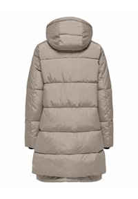 Manteau d'hiver long beige rembourré avec capuche, présentant un matelassage horizontal visible et des manches longues, vu de dos sur un fond blanc.