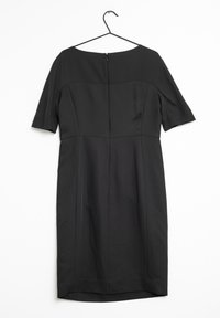 Schwarzes Kleid mit kurzen Ärmeln, tailliertem Oberteil und geradem Rock. Verfügt über einen Reißverschluss auf der Rückseite und eine glatte Stofftextur. Hängt an einem schwarzen Haken.