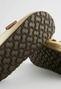Next FOREVER COMFORT FOOTBED  - Pantoletai - gold