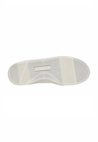 Suola di sneaker Skechers bianca in gomma texturizzata, con scanalature orizzontali e verticali per migliorare la trazione. Nome del marchio impresso in un patch rettangolare.