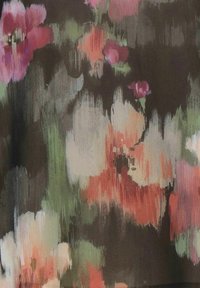 Abstraktes florales Muster mit verschwommenen Pinselstrichen in den Farben Rosa, Weiß, Grün und einem dunklen braunen Hintergrund.