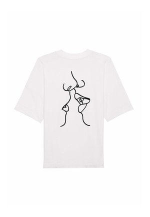 Witte t-shirt met korte mouwen, voorzien van een zwart lijntekeningontwerp van abstracte gezichten op de achterkant. Gemaakt van zachte katoen.