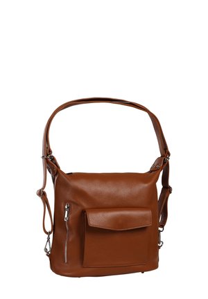 Bruine leren schoudertas met voorvak met rits, klepzak en verstelbare riem tegen een witte achtergrond.