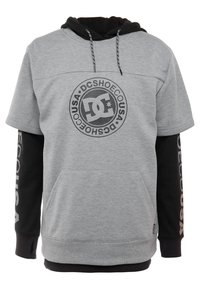 Felpa corta grigia con maniche corte e un grande logo DC nero, presenta maniche lunghe nere, una tasca a marsupio e un cappuccio con lacci.