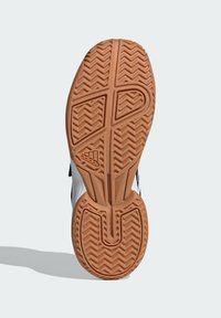 Súčasť tenisky Adidas so štruktúrovanou gumovou podrážkou v hnedej farbe so zúbkami, kontrastnými bielymi stranami a detailom loga.