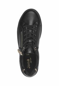 Baskets noires en cuir avec finition texturée, présentant des lacets, une fermeture éclair latérale et des accents en métal doré. Logo de la marque imprimé visible à l'intérieur.