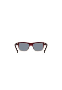 Occhiali da sole rettangolari con montatura bordeaux, lenti grigie tintate e bordi inferiori semi-trasparenti; stanghette testurizzate con punte curve.